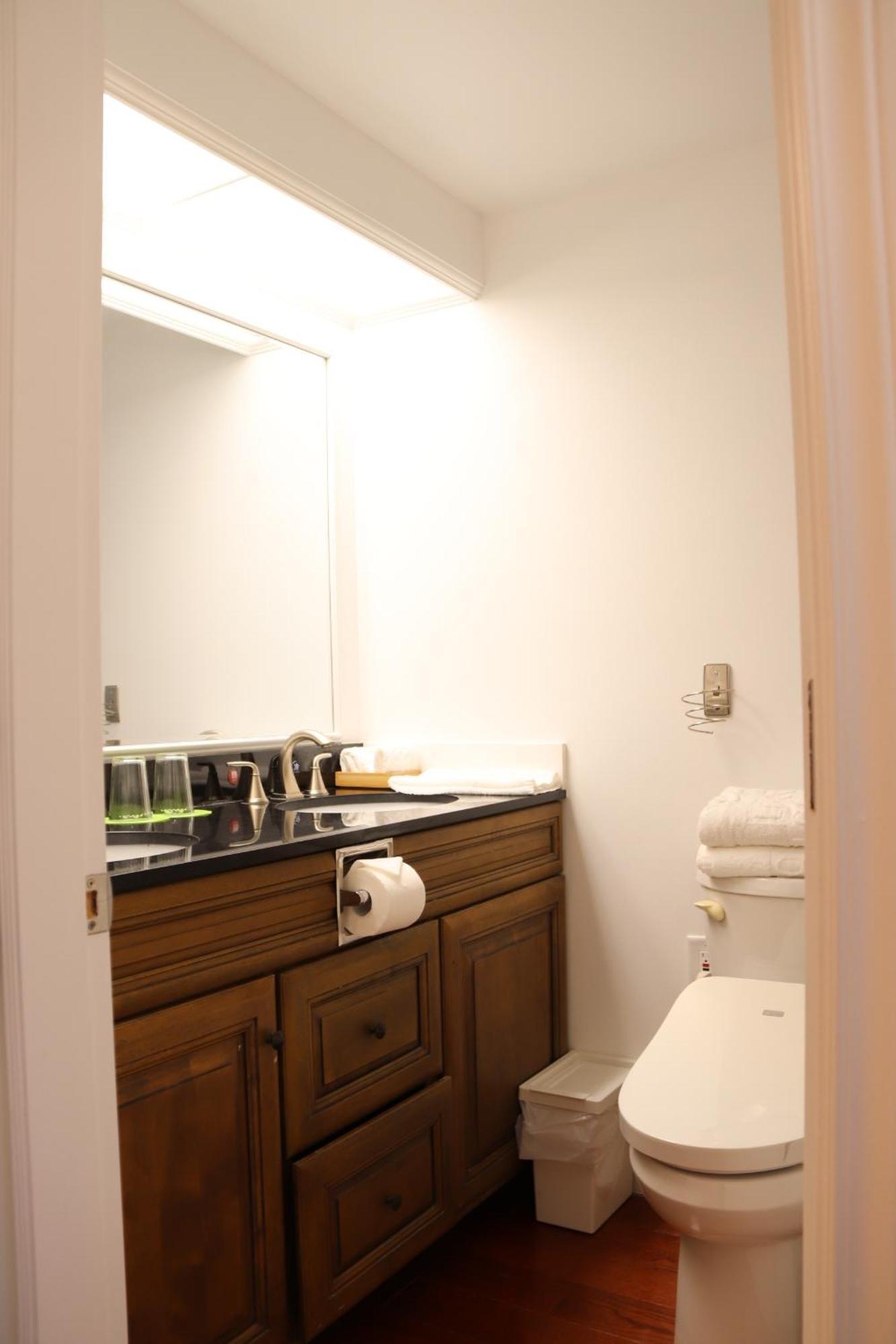 Lipton Place By Elegant Waterfront Esquimalt Екстер'єр фото